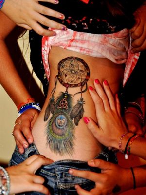  Tatouage attrape rêve avec une belle plume de paon